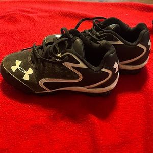 Youth Under Armour baseball cleats EUC size 1Y